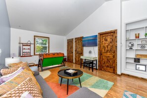 Televisor intel·ligent i llibres 