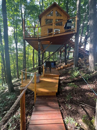 Charming 1-bedroom treehouse with WiFi, AC, Hot Tub in gorgeous Lincoln VT
