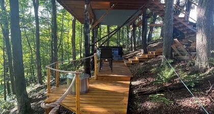 Charming 1-bedroom treehouse with WiFi, AC, Hot Tub in gorgeous Lincoln VT