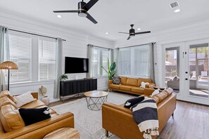 Smart TV, videogames, pebolim, aparelho de som