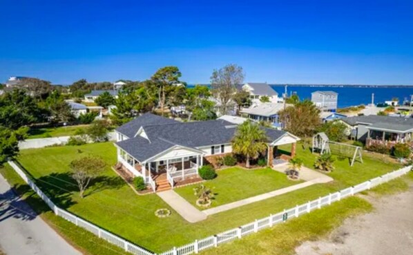 Exterior - Charming 3-bedroom house located in the heart of downtown Salter Path (Atlantic Beach)