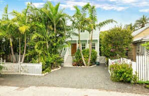 Exterior - COCONUT COTTAGE- Island Vibes & Cozy Stays W/ Pool & Parking - OLD TOWN KEY WEST (Key West)