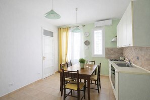 Fridge, microwave, oven, stovetop - Bright2 Bedroom Apartment ★ Sleeps 5 ★ Balcony Dome Views ★ Near Ballarò Market (Palermo)