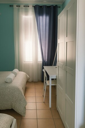 2 soveværelser, skrivebord, strygejern/strygebræt, weekendseng