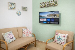 Interior - Bright2 Bedroom Apartment ★ Sleeps 5 ★ Balcony Dome Views ★ Near Ballarò Market (Palermo)