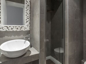 Dusche, Haartrockner, Handtücher, Toilettenpapier