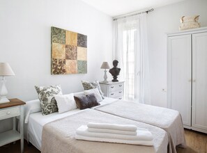 3 chambres, fer et planche à repasser, Wi-Fi, draps fournis