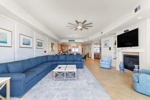 Condo, Multiple Beds (Turquoise D806) | Living area
