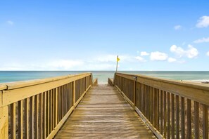 Condo, Plusieurs lits (Indigo East 2005 - Junior Penthouse) | Plage | Sur la plage