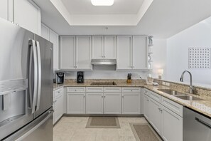 Condo, Plusieurs lits (Indigo East 2005 - Junior Penthouse) | Cuisine privée | Un four, grille-pain