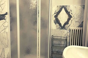 Dusche, Haartrockner, Bidet, Handtücher