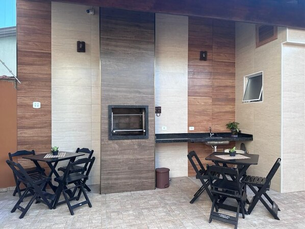 Outdoor dining - Coelhos House 🏖️ Townhouse with swimming pool and gourmet area, close to the beach! (Belas Artes Itanhaém)