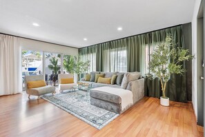 Living area - Modern Lush Green Escape (Fort Lauderdale)