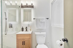 Shower, hair dryer, towels, soap - Modern Lush Green Escape (Fort Lauderdale)