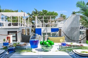Outdoor dining - Modern Lush Green Escape (Fort Lauderdale)