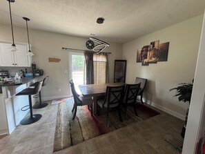 Dining - 3 bedrooms WiFi! Location is 12 mins from downtown and 20 mins from the Masters! (Beech Island)