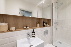 Douche, sèche-cheveux, serviettes fournies
