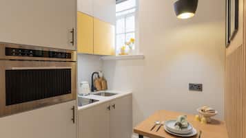 Oven, coffee/tea maker, cookware/dishes/utensils