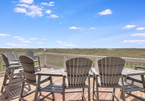 Property grounds - Private 9-Bedroom Beach House w/ Boardwalk and Direct Beach Access (Port Aransas)