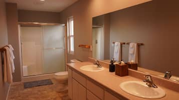 Een haardroger, handdoeken, zeep, shampoo