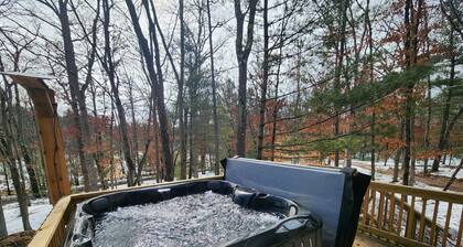 Hawkins Hideout Cabin, Starlink Wi-Fi, Hot Tub!