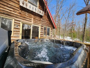 Outdoor spa tub - Hawkins Hideout  Cabin, Starlink Wi-Fi, Hot Tub! (Reed City)