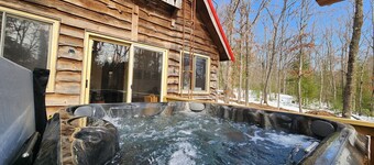 Hawkins Hideout  Cabin, Starlink Wi-Fi, Hot Tub!