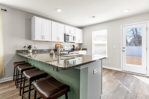 Micro-ondes, four, plaque de cuisson, lave-vaisselle