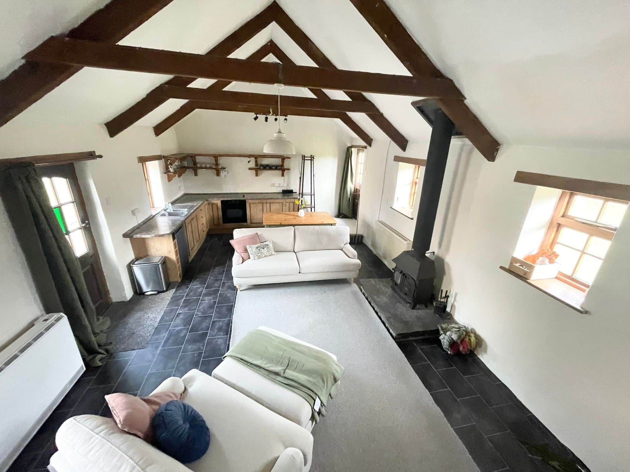 TV connectée, cheminée, livres