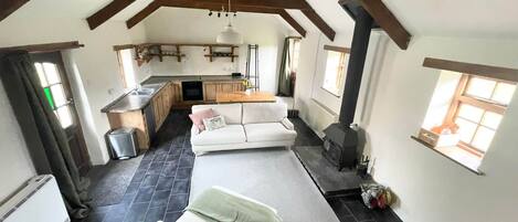 Smart TV, chimenea y libros