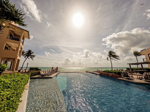 Ocean Elegance
Contemporary Beachfront Escape at El Faro Resort Living