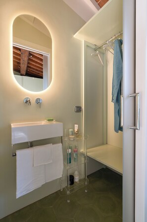 Doccia, asciugacapelli, bidet, asciugamani