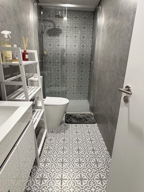 Shower, hair dryer, towels, soap - EGAS DUPLEX HISTORIC CENTRE (Guimarães)