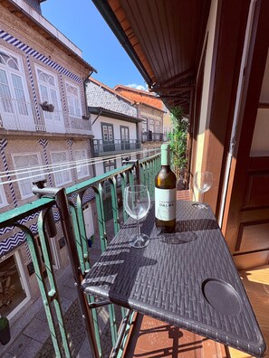 Outdoor dining - EGAS DUPLEX HISTORIC CENTRE (Guimarães)