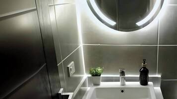 Chalet, 2 Bedrooms, Accessible, Balcony | Bilik Mandi