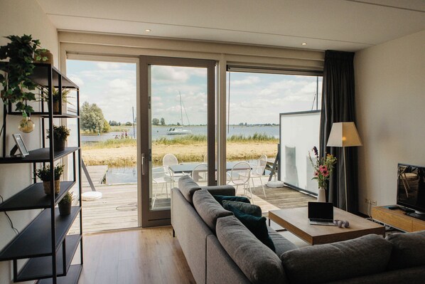 TV - Manor house with character and views over Lake Heeger (Heeg)