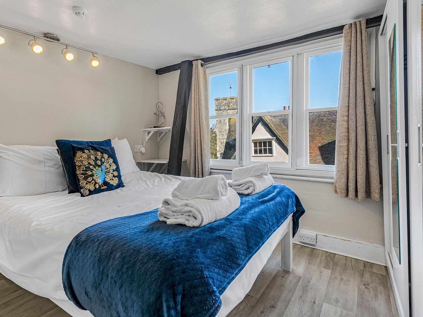 3 slaapkamers, een strijkplank/strijkijzer, gratis wifi, beddengoed