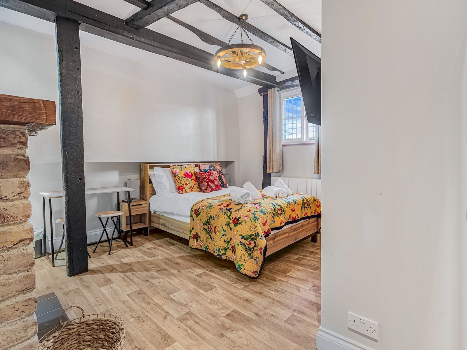 Iron/ironing board, free WiFi, bed sheets