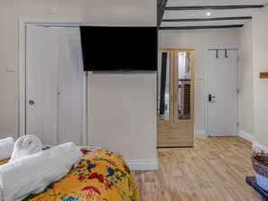 Een strijkplank/strijkijzer, gratis wifi, beddengoed