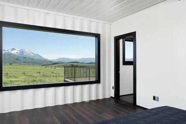 2 chambres, bureau, fer et planche à repasser, lit de bébé portatif