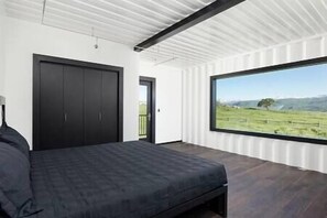 2 chambres, bureau, fer et planche à repasser, lit de bébé portatif