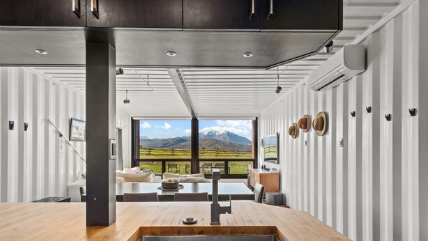 Una cocina moderna con una isla grande, vistas a las montañas y un comedor con vistas.