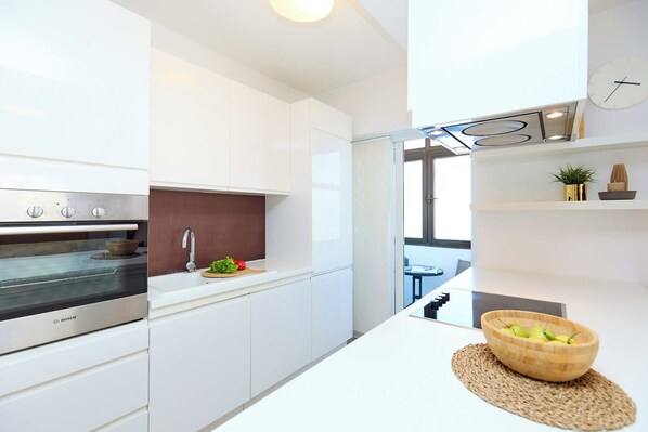 Jääkaappi, uuni, liesi, astianpesukone