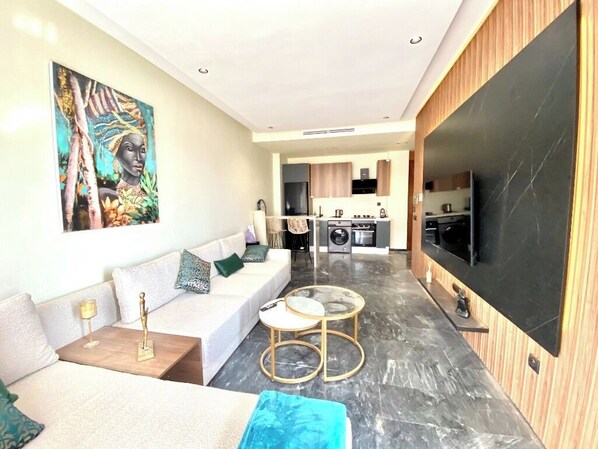 Smart TV - Charming 1-bedroom apartment w/ WiFi near tramway and train station oasis (Casablanca)