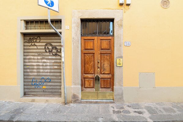 Front of property - Via Laura - cozy studio (Florence)