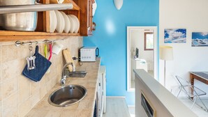 A kitchen with a sink, a microwave, and a dish rack. - Via Laura - cozy studio (Florence)