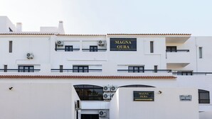 Un bâtiment sur lequel on peut lire l’inscription « MAGNA OURA » et une autre inscription indiquant « BLOC 3 ».
