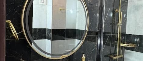 Estúdio | Banheiro | Chuveiro, secador de cabelo, toalhas de banho, sabonete