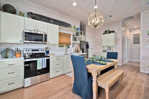 Hus - flera sängar - uteplats - utsikt mot poolen (St. Jo's Bungalow) | Eget kök | Kylskåp, mikrovågsugn, ugn och spishäll
