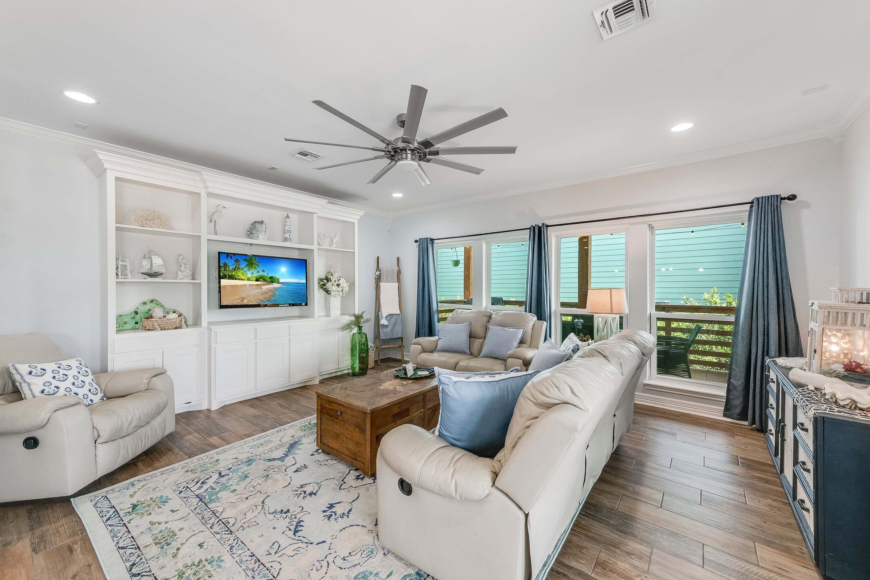Ferienhaus, Mehrere Betten, Balkon (Sunrise Paradise) | Wohnbereich | 42-Zoll-Flachbildfernseher mit Digitalempfang